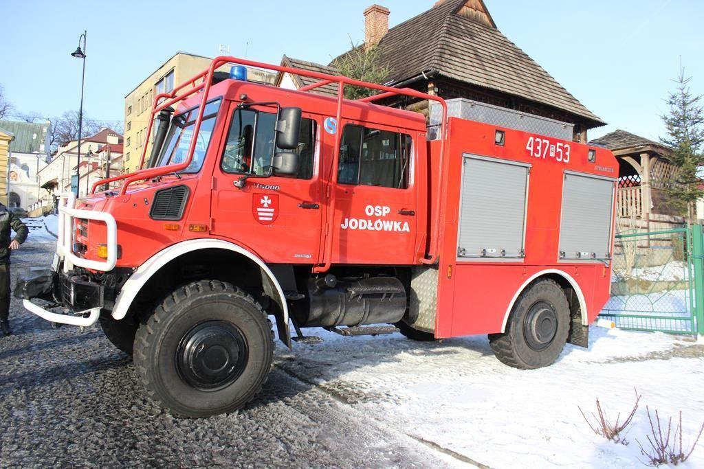 Mercedes ma terenową charakterystykę, specjalne zawieszenie, wysokie koła i duży prześwit.<br/>fot.UMiG Pruchnik