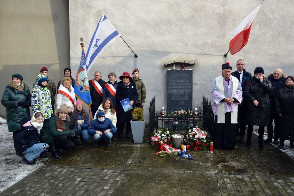 W Przemyślu symboliczne zapalenie zniczy i modlitwa odbyły się przy tablicy znajdującej się przy ul. Kopernika.<br/>fot.UM Przemyśl
