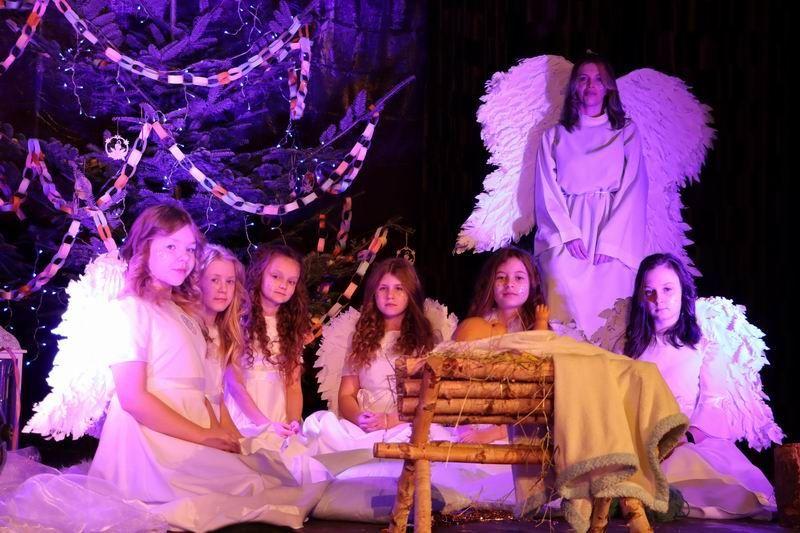 Widowiskowa historia walki dobra ze złem w wykonaniu grupy teatralnej działającej przy birczańskim GOKSiT zebrała gromkie brawa publiczności.<br/>fot.GOKSiT Bircza