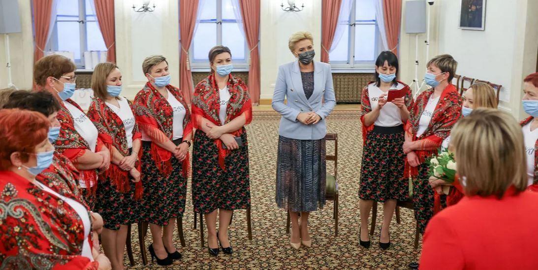 Prezydentowa 21 stycznia br. podejmowała u siebie członkinie KGW „Warzanki” z Podkarpacia. Gospodynie dzieliły się z pierwszą damą swoimi osiągnięciami, pasjami i planami na przyszłość.<br/>fot.Kancelaria Prezydenta RP