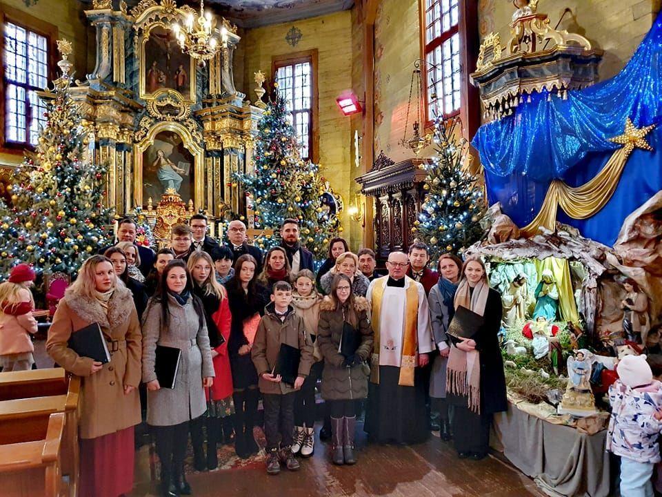 Cechą charakterystyczną nowosielskiego chóru jest jego wielopokoleniowość. Rozmiłowani w śpiewie ludzie, wywodzący się z Nowosielec i okolic, razem postanowili rozwijać się artystycznie i spełniać swoje muzyczne zainteresowania.

<br/>fot.UG Przeworsk