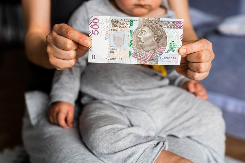 Od nowego roku ZUS przyjmuje już wnioski o świadczenie 500 plus na nowo narodzone dzieci. Na Podkarpaciu wpłynęło ich już 1869. Z kolei od 1 lutego można składać te na nowy okres, trwający od 1 czerwca br. do 31 maja 2023 r.<br/>fot.ze zbiorów własnych