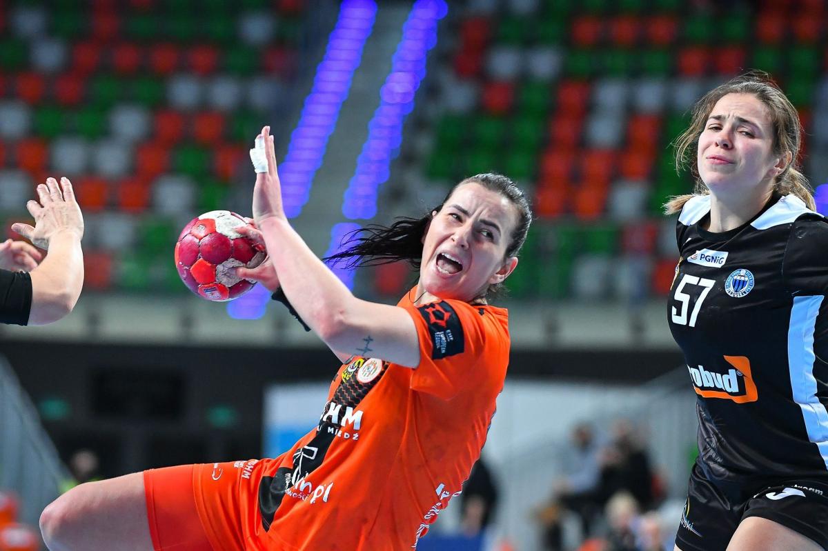 Powrót do gry Lesi Smolin (z prawej) to jeden z niewielu pozytywów spotkania w Lubinie.<br/>fot.PGNiG Superliga Piłki Ręcznej Kobiet