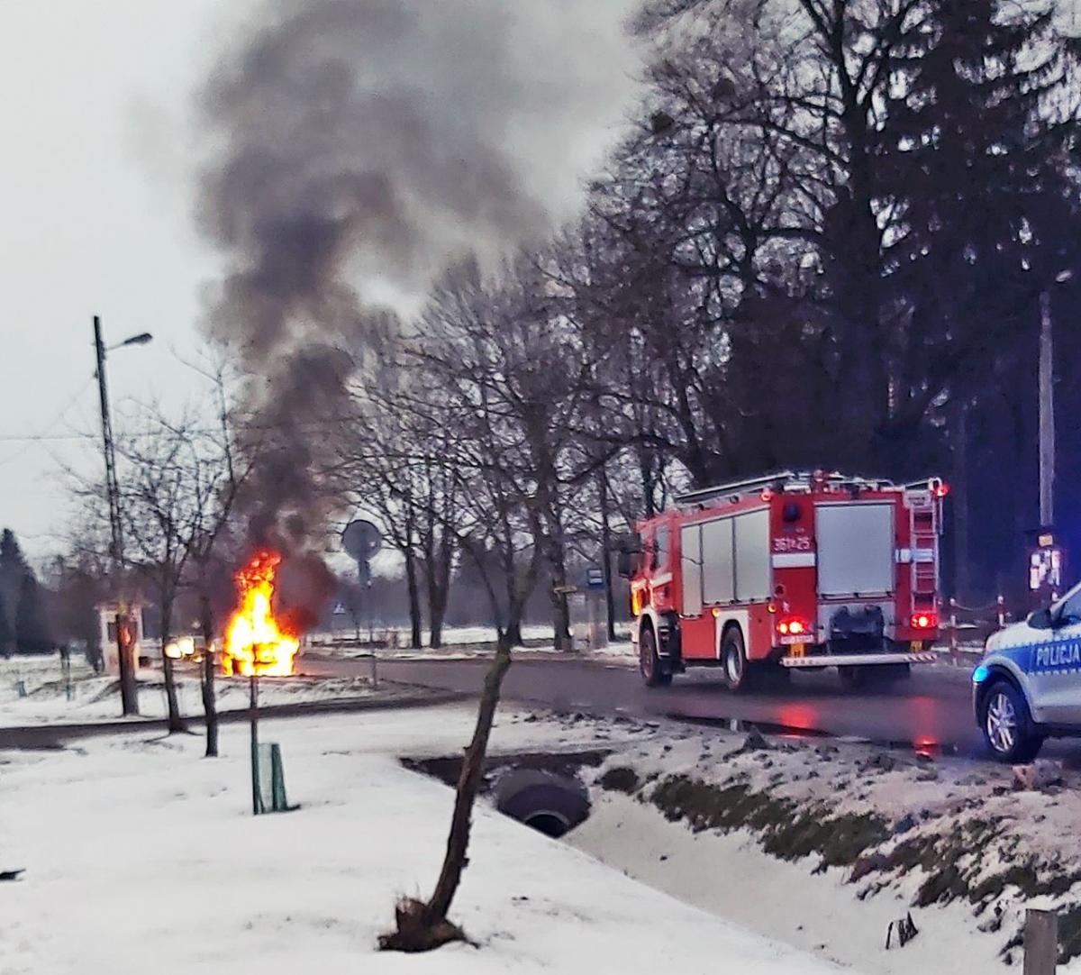 Tuż obok budynku tamtejszego urzędu gminy, na środku ulicy Ojca Świętego Jana Pawła II, zapalił się samochód. <br/>fot.Mariusz Godos