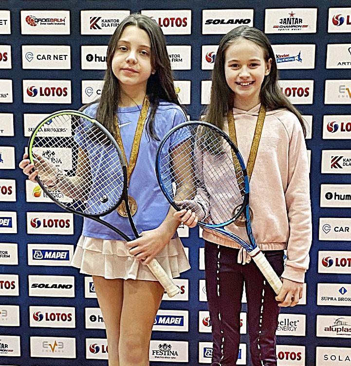 Brązowy debel Mistrzostw Polski U-12 – Nela Szpiech (z lewej) i Antonina Zielińska.<br/>fot.ze zbiorów własnych