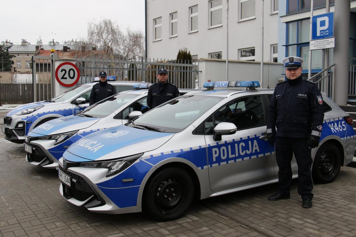 Do symbolicznego przekazania pojazdów doszło na placu przed siedzibą Komendy Powiatowej Policji w Jarosławiu.<br/>fot.KPP Jarosław