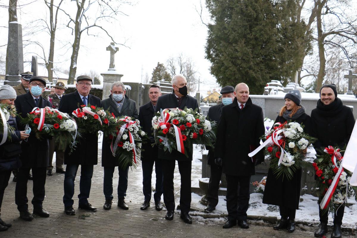 W Jarosławiu pod tablicą upamiętniającą bohaterów powstania styczniowego spotkali się parlamentarzyści, samorządowcy, służby mundurowe i mieszkańcy.<br/>fot.UM Jarosław