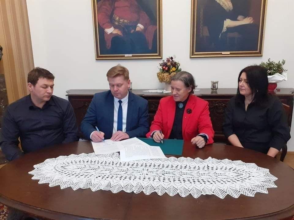 Podpisanie umowy porozumienia między Urzędem Gminy Zarzecze a Zespołem Szkół im. Wincentego Witosa w Zarzeczu oraz firmami GPR Guma i Plastik Recycling oraz Replas Recycling Plastics.<br/>fot.UG Zarzecze