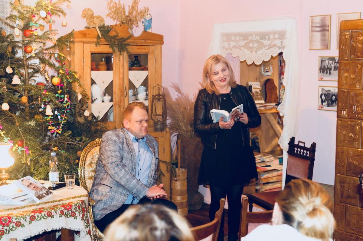 Spotkanie z autorem monografii Hubertem Seńczyszynem.(z lewej) odbyło się w Etno Izbie w Krzywczy. Gospodarzem imprezy była Małgorzata Dachnowicz (z prawej).<br/>fot.ze zbiorów własnych