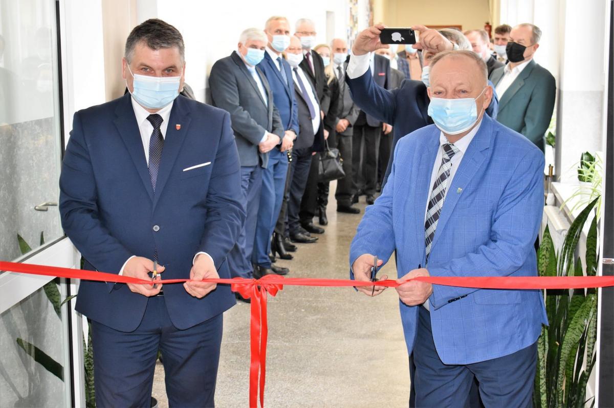Wstęgę przecięli starosta przemyski Jan Pączek (z prawej) i przewodniczący RM w Dubiecku Jerzy Brożyna.<br/>fot.Starostwo Powiatowe w Przemyślu