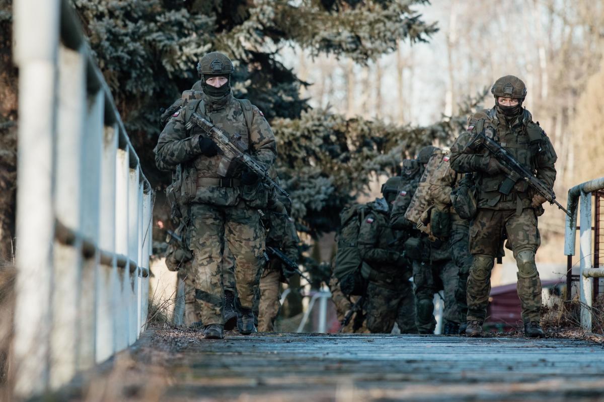 Rekruci pierwszy dzień ćwiczeń spędzili na strzelnicach garnizonowych, wykonując strzelania bojowe z karabinka GROT. Drugiego dnia żołnierze ćwiczyli podstawy taktyki, potrzebne do przetrwania na współczesnym polu walki.<br/>fot.3. PBOT