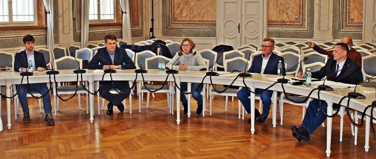 W konferencji wzięli udział m.in. także dwaj pozostali członkowie nieformalnej grupy przeciwników powstania w mieście asfalciarni, będący przedstawicielami znacznie szerszego grona mieszkańców, czyli Błażej Wilk i Tomasz Hano, a także przewodnicząca Zarządu Osiedla nr 1 „Stare Miasto” Anna Grad-Mizg