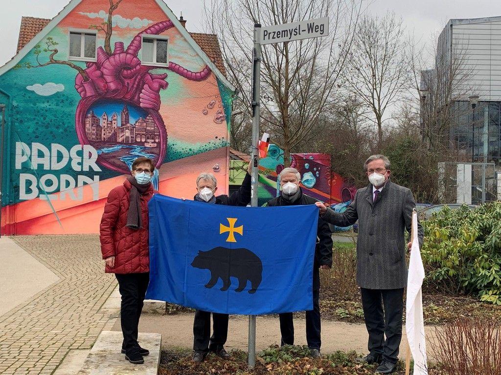 Symboliczne odsłonięcie tablicy z napisem „Przemyśl – Weg” z udziałem burmistrza Paderborn Michaela Dreiera, prezesa Towarzystwa Przyjaciół Paderborn- – Przemyśl Janusza Bugaja oraz jego zastępczyni Eriki Kaiser.<br/>fot.Joanna Becker