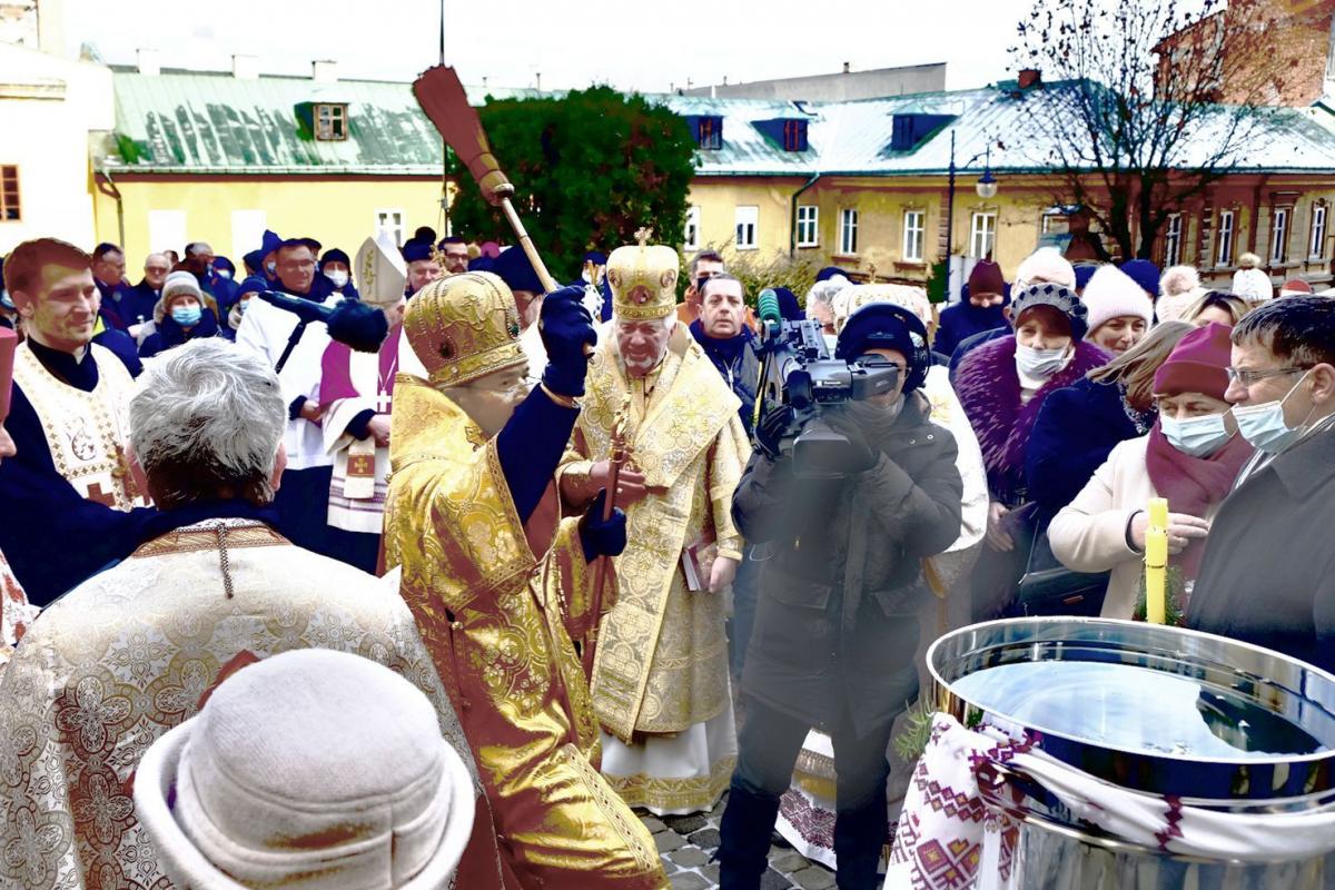 Abp Eugeniusz Popowicz błogosławi wiernych biorących udział w nabożeństwie.<br/>fot.Jacek Szwic