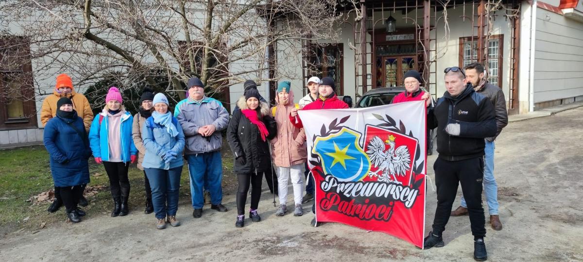 Pogoda sprzyjała uczestnikom I Charytatywnego Rajdu Pieszego po Przeworsku. Ruszyli w trasę, chcąc aktywnie spędzić niedzielę, ale przede wszystkim wesprzeć zbiórkę prowadzoną na rzecz pogorzelców z Przeworska.<br/>fot.materiały organizatora
