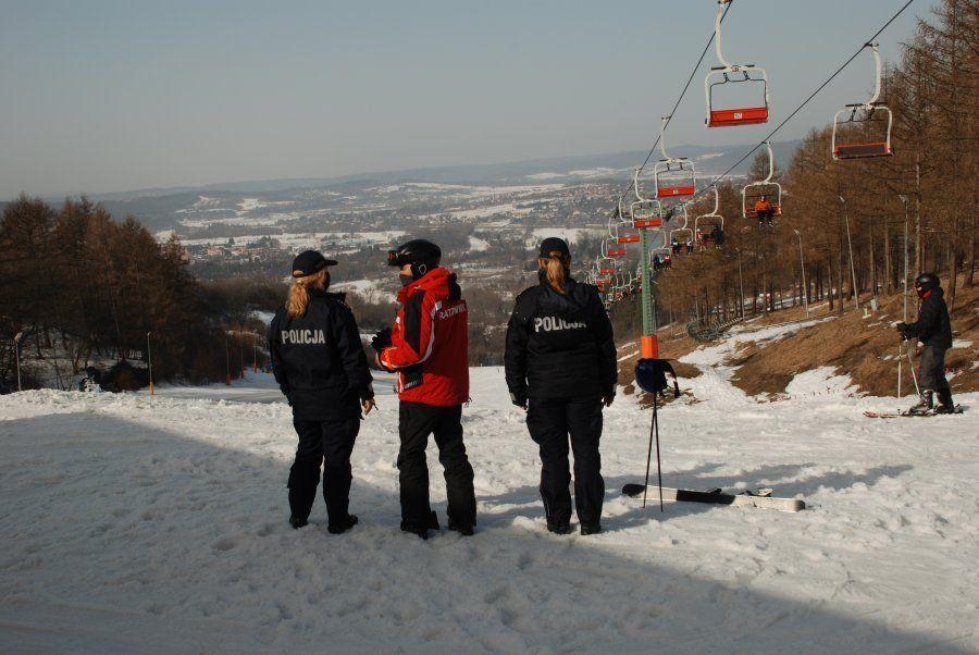 Przemyscy policjanci niejednokrotnie przeprowadzili działania związane z promocją bezpieczeństwa na stoku narciarskim w Przemyślu.<br/>fot.archiwum KMP Przemyśl