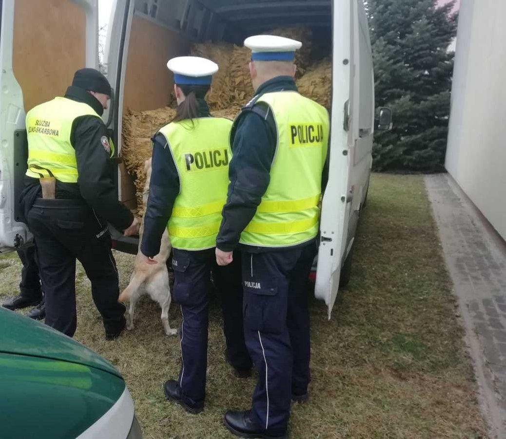 Nielegalny towar policjanci zabezpieczyli podczas kontroli drogowej. <br/>fot.KPP Leżajsk