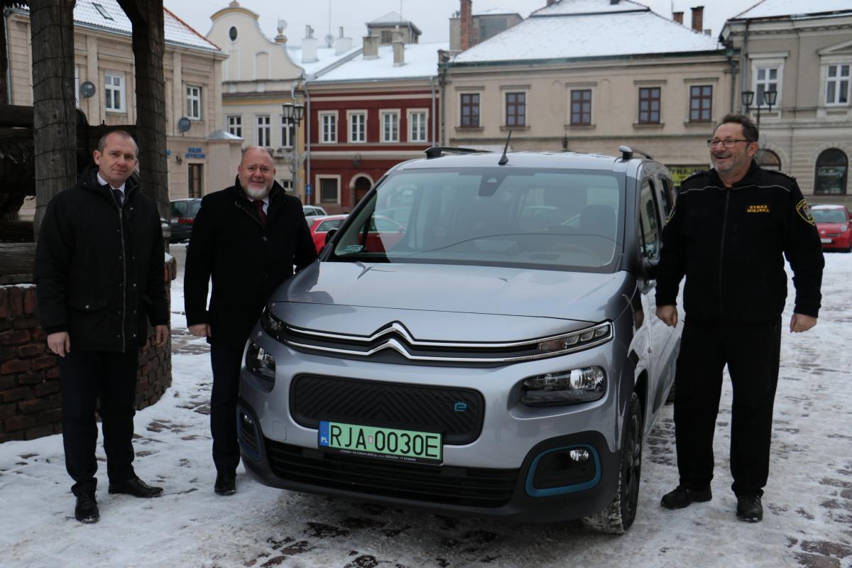 Pierwszy z „elektryków” już służy. Przetarg na zakup drugiego trzeba było unieważnić.<br/>fot.UM Jarosław