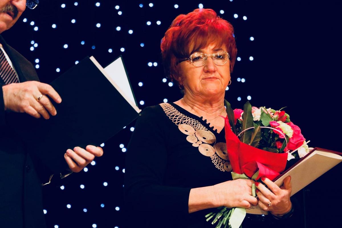 „Laur Ziemi Przemyskiej” przypadł Towarzystwu Przyjaciół Przemyśla i Regionu. Odebrała go prezes zarządu Bogusława Pieczyńska.<br/>fot.Starostwo Powiatowe w Przemyślu