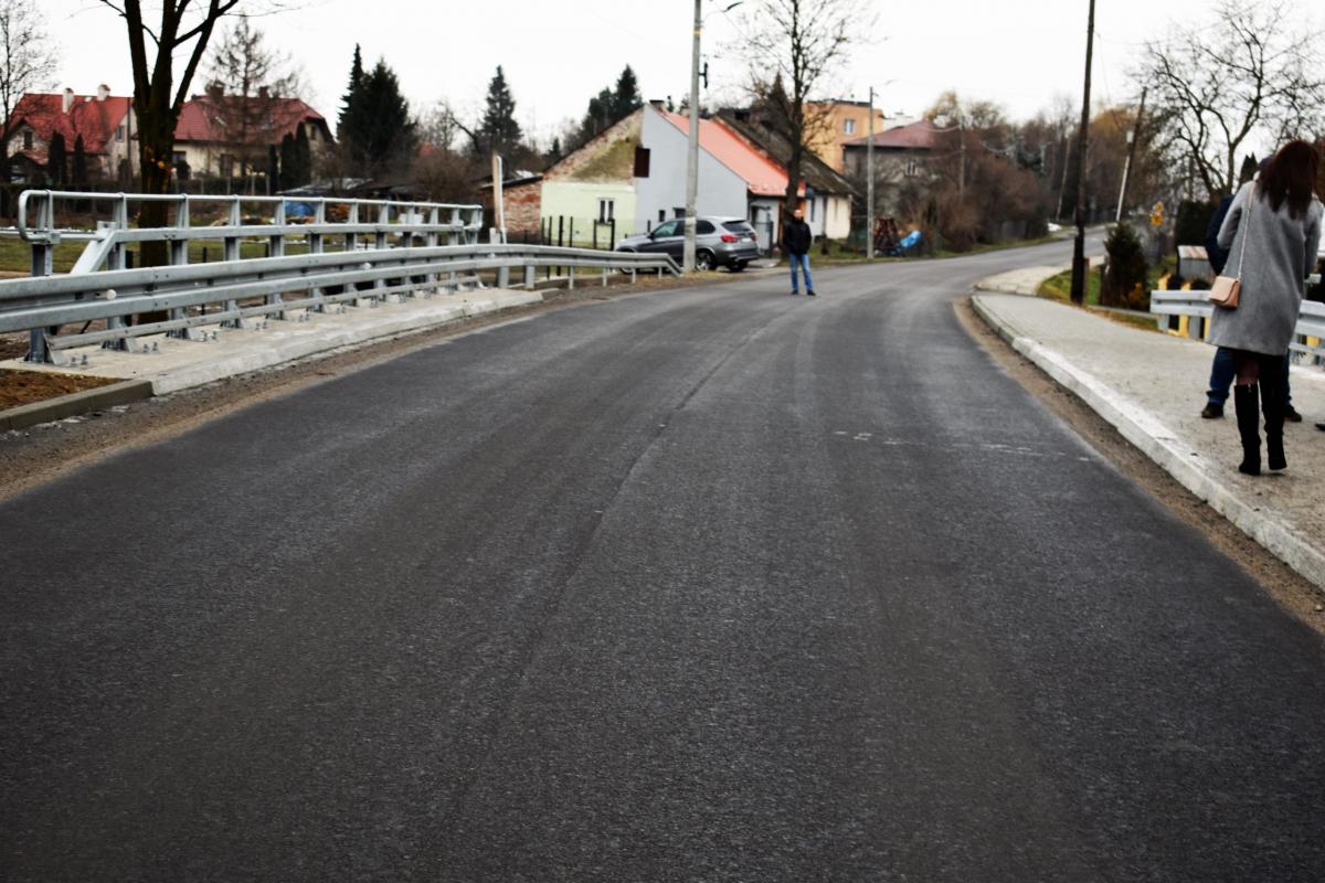 Długość wyremontowanego mostu to 9,5 m. Znacznie poszerzyła się w tym miejscu jezdnia, bo do 6 m. Powstały nowe, szerokie, 2-metrowe chodniki, odgrodzone od rzeki solidnymi barierkami.<br/>fot.Starostwo Powiatowe w Przemyślu