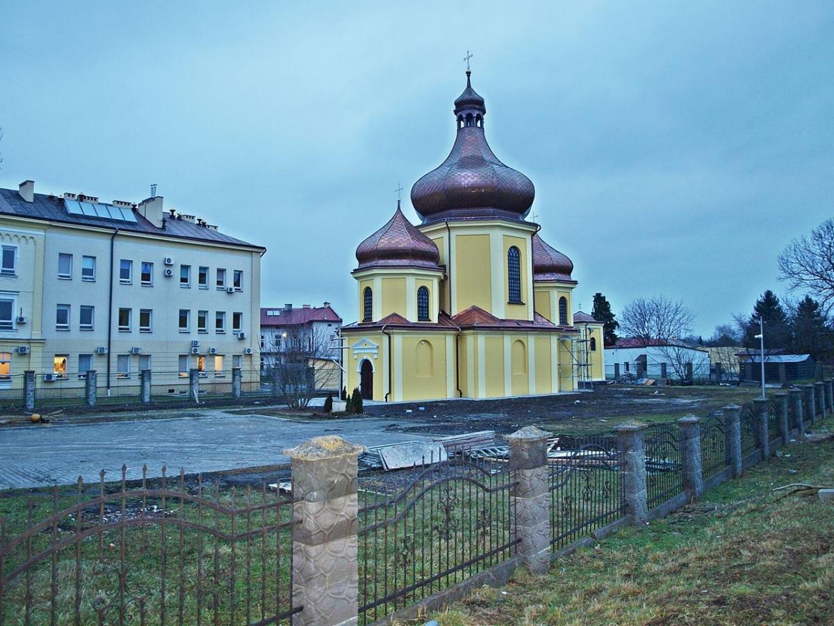 Świątynia znajduje się w pobliżu torów i przejazdu kolejowego przy ulicy Mariackiej. Ze względu na formę architektoniczną z trzema sporymi kopułami robi wrażenie monumentalne, choć jest stosunkowo niewielkich rozmiarów.<br/>fot.Mariusz Godos