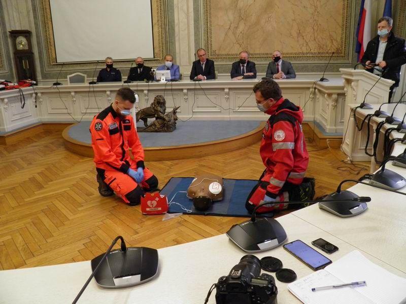 Pokaz zastosowania defibrylatora w sytuacji zatrzymania krążenia z użyciem fantomu przeprowadzili ratownicy z Grupy Ratownictwa PCK Przemyśl.

<br/>fot.Urszula Gielo