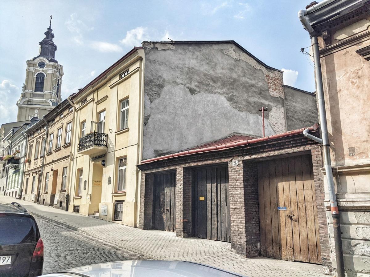 Przy ulicy Katedralnej 4, między piętrowymi kamieniczkami, był słynny garaż Witolda Trandy. Ostał się do dzisiaj.<br/>fot.PWUOZ Przemyśl