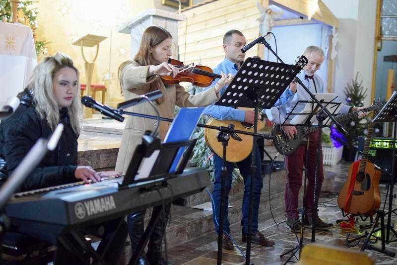 Zespołom i uczestnikom kolędowego spotkania – nie tylko z Łukawca, ale i z pobliskich miejscowości – udzielił się wyjątkowy klimat tego muzycznego popołudnia.<br/>fot.CK w Wielkich Oczach