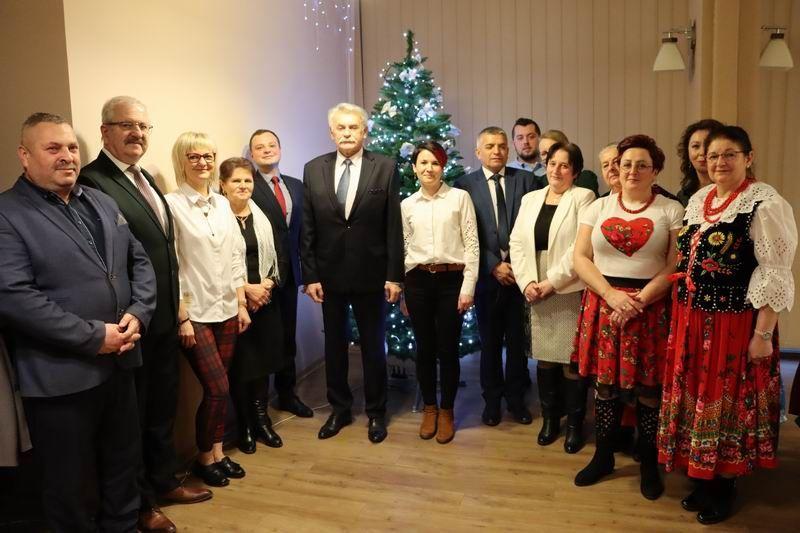 W spotkaniu oplatkowym wzięli udział: gospodarz gminy Bircza Grzegorz Gągola, przewodniczący Rady Gminy Bircza Kazimierz Cap, przewodniczący Rady Powiatu Przemyskiego Wojciech Bobowski, sekretarz powiatu Jerzy Góralewicz, a także przedstawiciele stowarzyszeń i KGW działających na terenie gminy Bircz