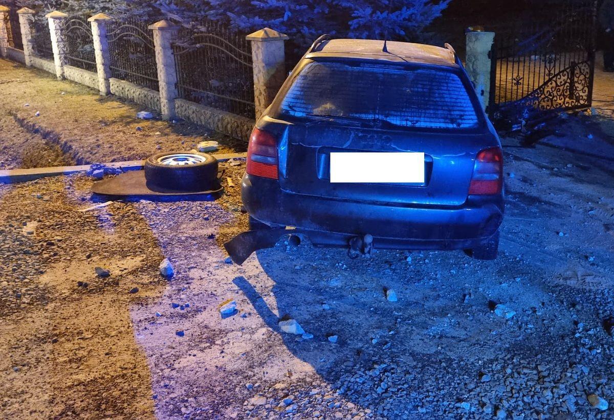 Kierujący audi uderzył w ogrodzenie.<br/>fot.KPP Brzozów