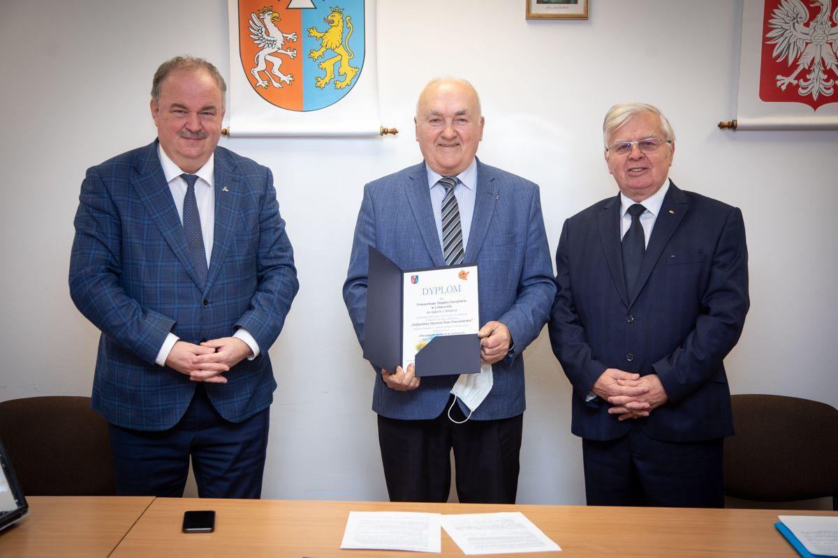 W urzędzie marszałkowskim nagrodzono najbardziej aktywne koła pszczelarskie na Podkarpaciu. W gronie nagrodzonych są pszczelarze ziemi lubaczowskiej. Nagrodę w imieniu Powiatowego Związku Pszczelarzy w Lubaczowie z rąk wicemarszałka P. Pilcha odebrał prezes organizacji Roman Krawczyk.<br/>fot.Urząd 