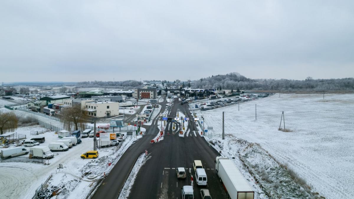 65 procent prac przy przebudowie i rozbudowie 7-kilometrowego odcinka drogi krajowej nr 28 Przemyśl – Medyka, prowadzącego do przejścia granicznego z Ukrainą zostało już wykonanych.<br/>fot.GDDKiA oddział Rzeszów