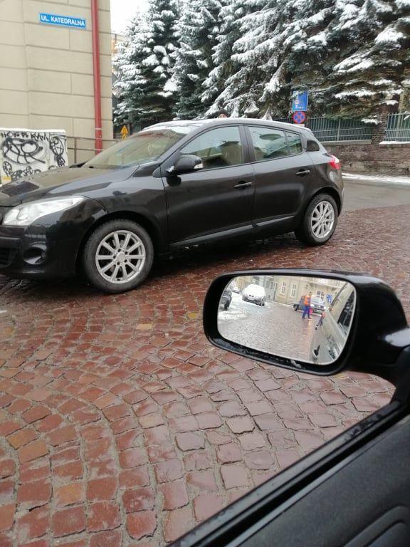 W tych miejscach nie można parkować pojazdu. Mimo upomnień, znaków zakazu, zdarza się to notorycznie, niemal codziennie.<br/>fot.ze zbiorów własnych