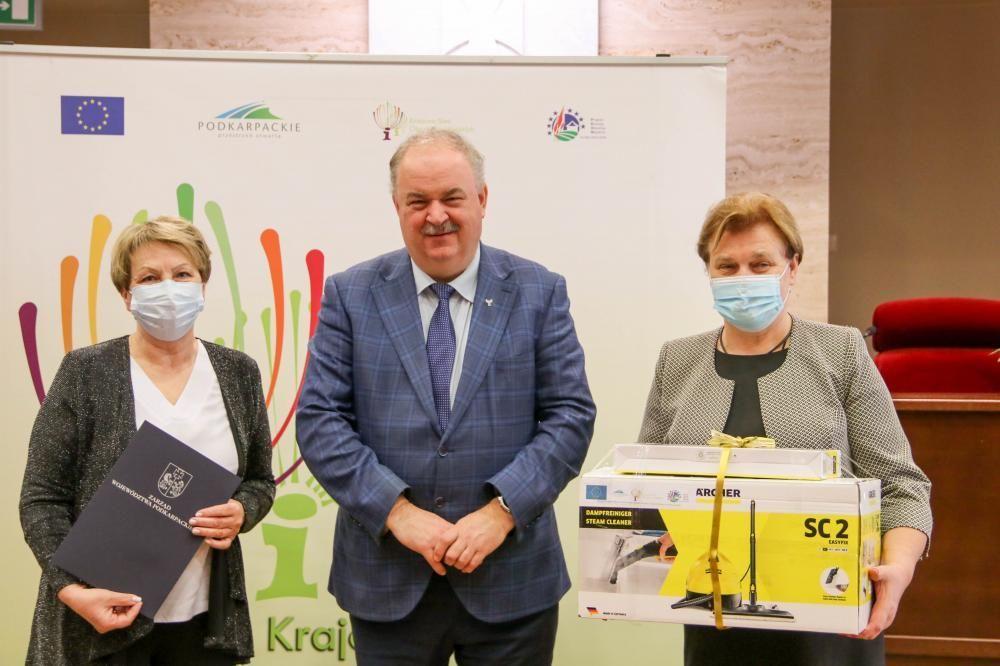 Wśród laureatów jubileuszowego konkursu znalazła się wieś Wólka Małkowa w gminie Tryńcza , która zajęła 5. miejsce w końcowej klasyfikacji. Nagrodę z rąk wicemarszałka województwa Piotra Pilcha w stolicy województwa odbierały przewodnicząca rady gminy Zofia Nowak oraz sołtys Krystyna Penkal.<br/>fot
