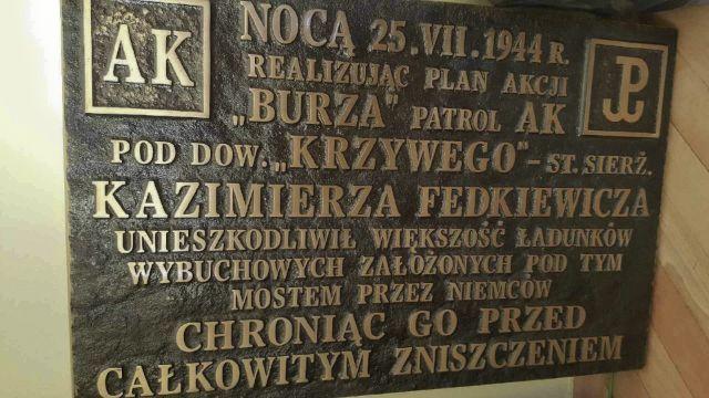 Odrestaurowana tablica upamiętniająca st. sierż. Kazimierza Fedkiewicza ps. „Krzywy” wciąż tkwi w jednym z wydziałów magistratu, ale miasto zapewnia, że dołoży starań, by znów pojawiła się w otoczeniu mostu kolejowego, przypominając o chlubnych kartach historii miasta.

