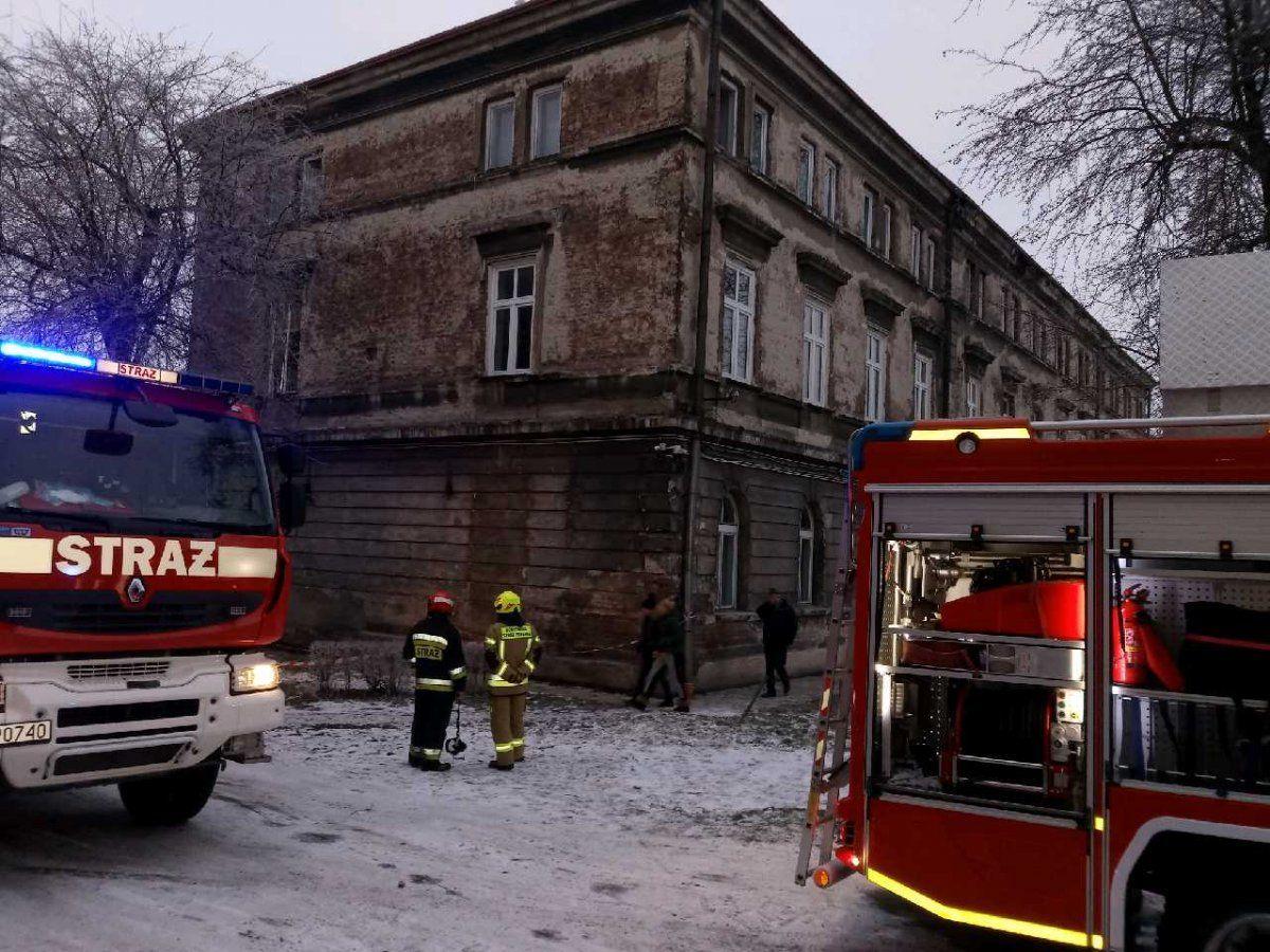 Ze względu na duże zadymienie z budynku ewakuowano 15 osób. <br/>fot.KMP Przemyśl