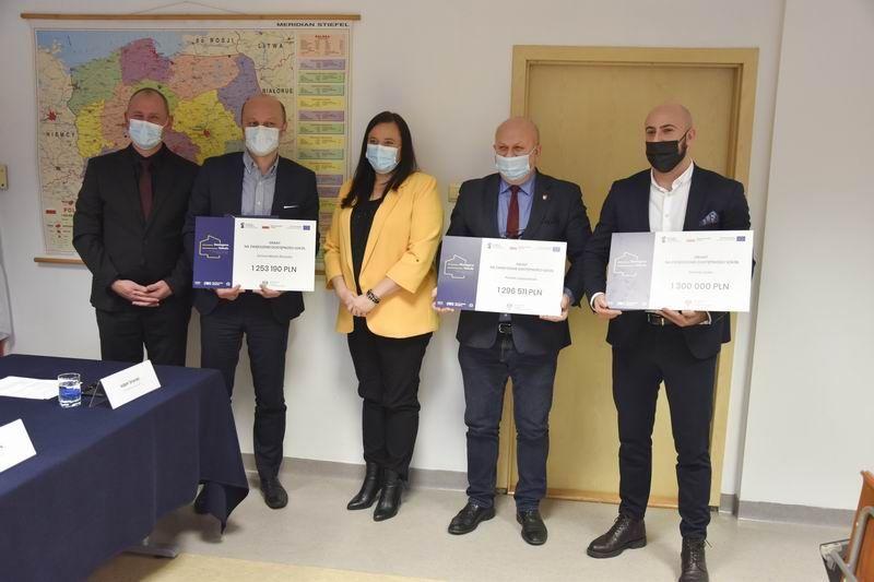 Granty odebrali: prezydent Rzeszowa Konrad Fijołek, starosta lubaczowski Zenon Swatek i burmistrz Leska i gminy Adam Snarski.<br/>fot.Starostwo Powiatowe w Lubaczowie