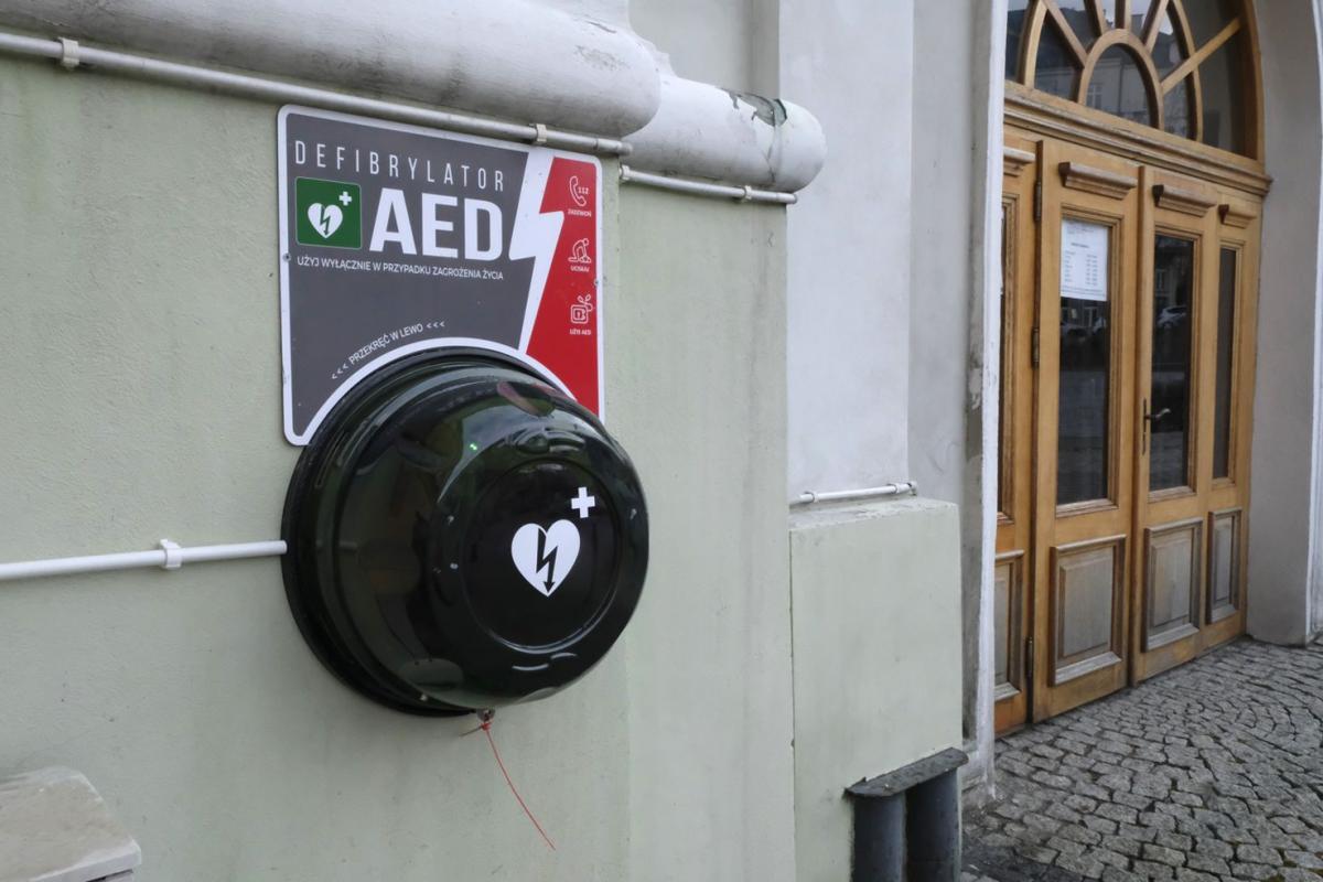 Kapsuła ratująca życie zamontowana na Wieży Zegarowej.<br/>fot.JS