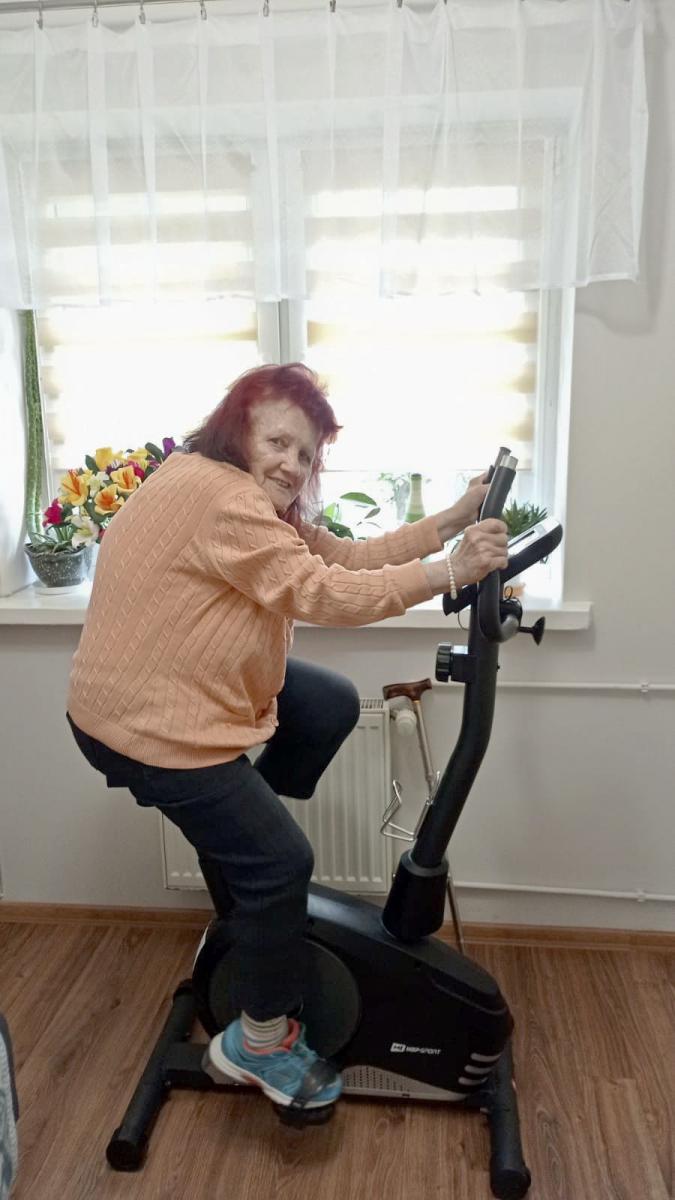 – Mama nie mogła się sama się ubrać, uczesać. Parkinson ją dewastował z każdym dniem coraz bardziej. Dzięki temu, że mogła chodzić do Dziennego Domu Pobytu przy Caritas Archidiecezji Przemyskiej, odzyskała wiele zdolności motorycznych, a przede wszystkim odzyskała chęć do życia – mówi Wioletta Duma,
