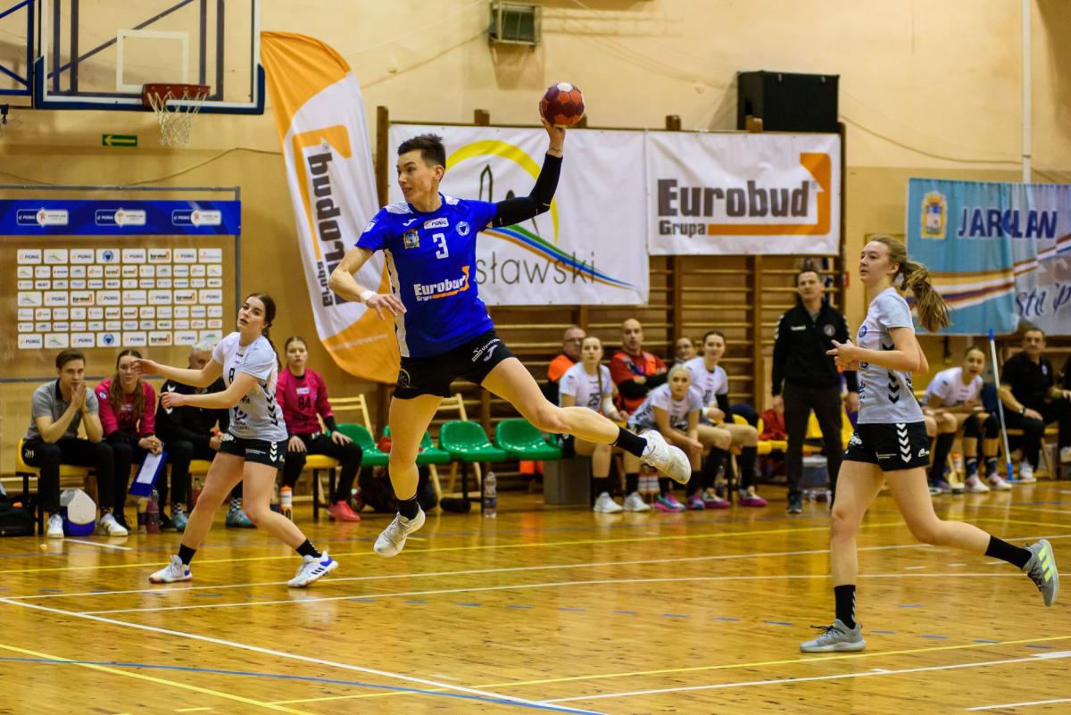 Magda Balsam (z piłką) była poza zasięgiem rywalek z Elbląga.<br/>fot.Robert Lasek/PGNiG Superliga Piłki Ręcznej Kobiet