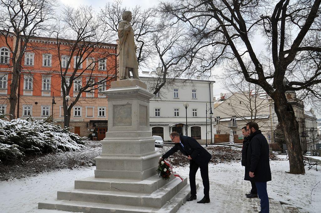 W Wigilię, a więc w rocznicę urodzin Mickiewicza, władze miasta tradycyjnie złożyły pod pomnikiem kwiaty. <br/>fot.UM Przemyśl  