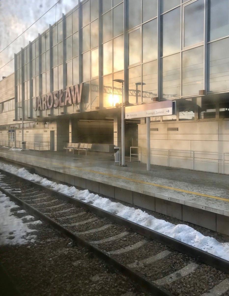 Windy, które mają się pojawić przy budynku dworca w Jarosławiu oraz na peronie drugim, mają ułatwić podróżowanie. Planowane są też dodatkowe udogodnienia dla osób niedowidzących i słabowidzących.<br/>fot.foursquare.com
