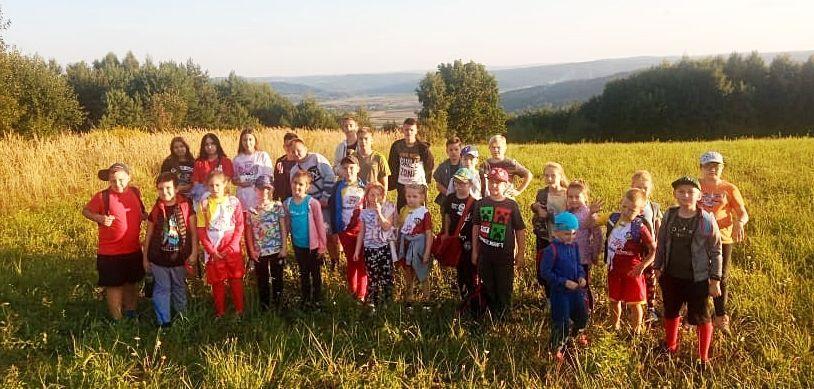 W ramach projektu 50-osobowa grupa dzieci i młodzieży wraz ze swoimi najbliższymi wzięła udział w 5 pieszych rajdach na najwyższe szczyty w 5 miejscowościach.<br/>fot.UG Krzywcza