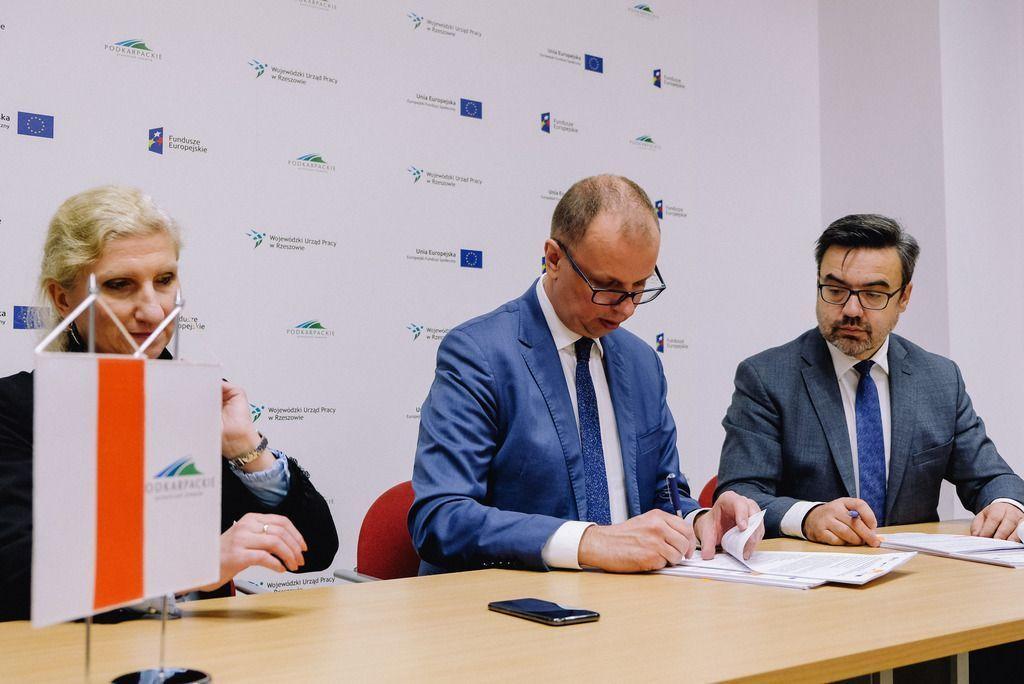 Do podpisania umowy doszło w siedzibie Wojewódzkiego Urzędu Pracy w Rzeszowie. Parafowali ją prezydent Przemyśla Wojciech Bakun (z lewej) i dyrektor WUP Tomasz Czop.<br/>fot.WUP w Rzeszowie