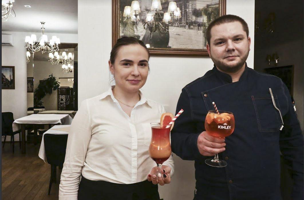 Katarzyna Szyler i Robert Kazienko z sylwestrowymi drinkami (od lewej Sex on the Beach, Aperol Spritz).