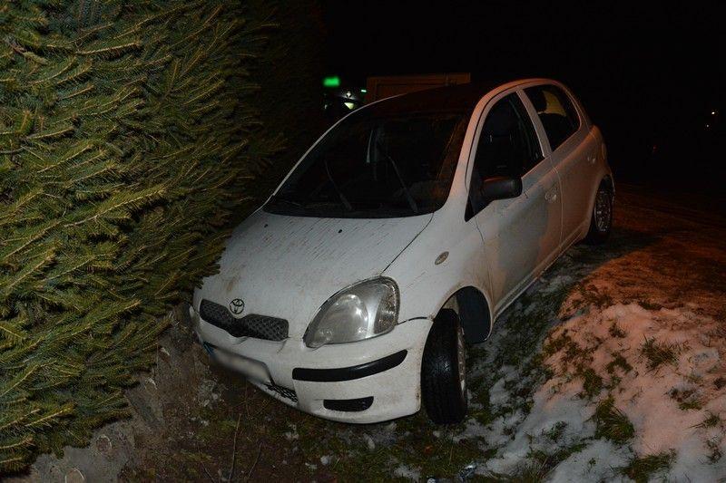Toyotą wjechał do przydrożnego rowu.<br/>fot.KMP Krosno