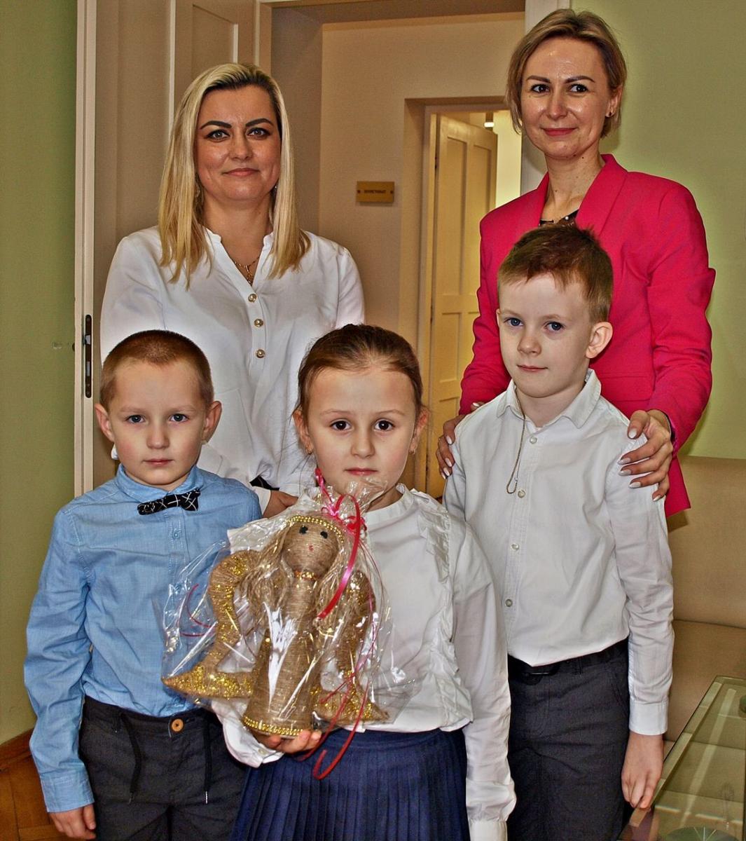 Oliwier, Emilka i Rafał z grupy 6-latków z Przedszkola nr 14 im. Czytelników Życia Podkarpackiego wraz z dwiema paniami wychowawczyniami.<br/>fot.Mariusz Godos