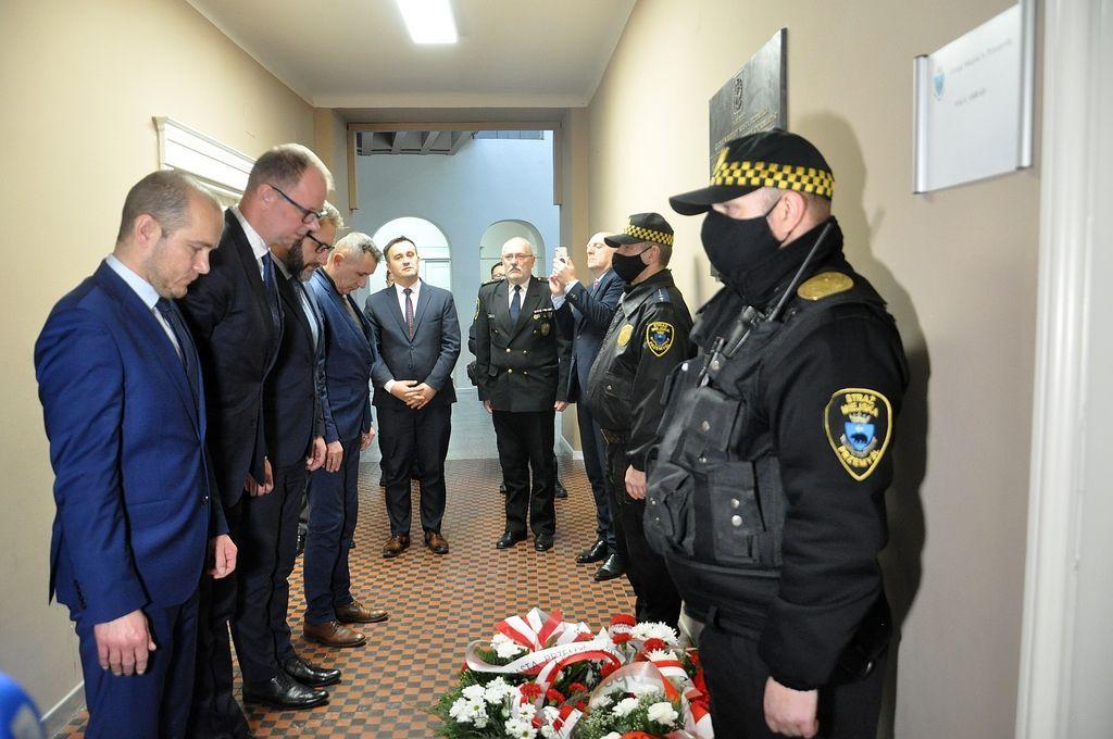 Do odsłonięcia tablicy upamiętniającej ostatni, przedwojenny 5-osobowy Zarząd Miasta Przemyśla doszło 21 grudnia br.<br/>fot.UM Przemyśl  
