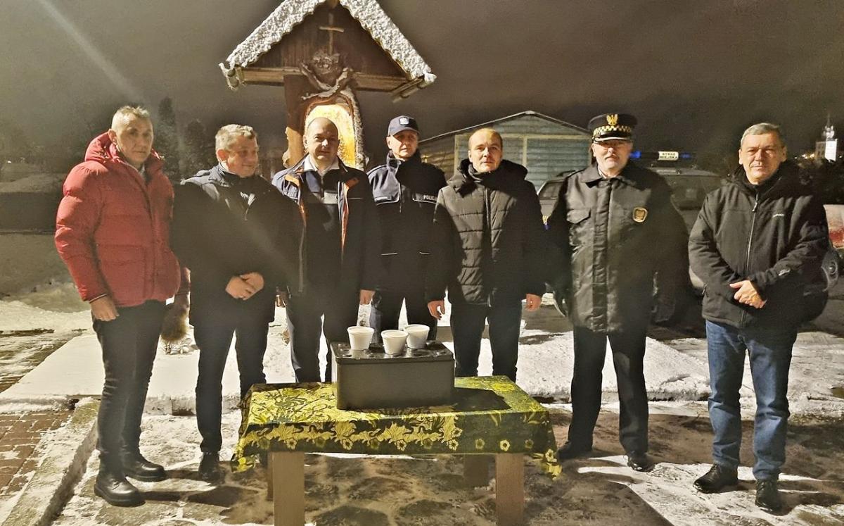 20 grudnia br. na terenie Schroniska dla Bezdomnych im. św. Brata Alberta zainaugurowali akcję pod nazwą „Talerz Gorącej Zupy dla Potrzebujących i Osób w Kryzysie Bezdomności”.<br/>fot.ze zbiorów własnych