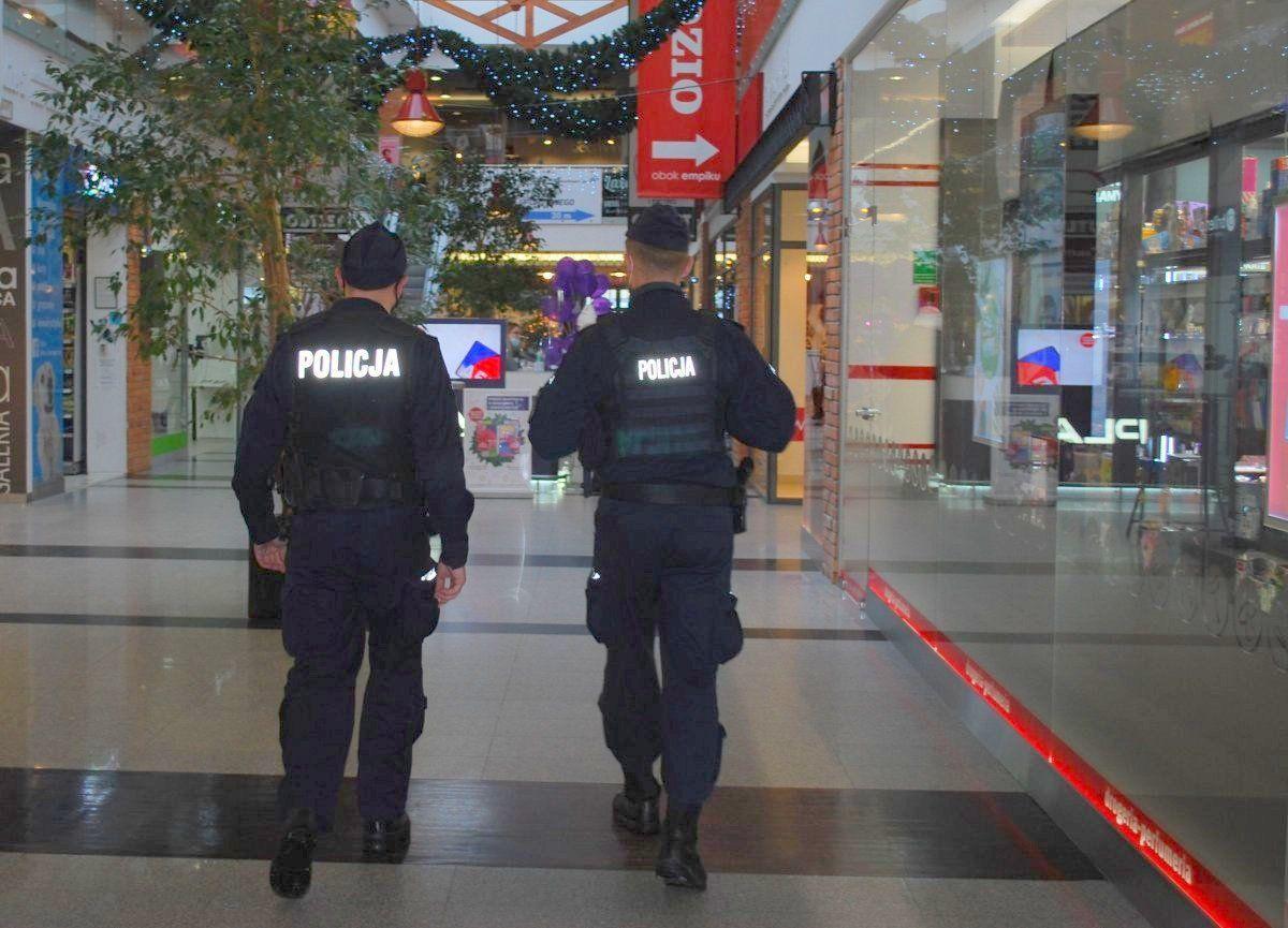 Policjanci kontrolowali obiekty handlowe.<br/>fot.archiwum policji